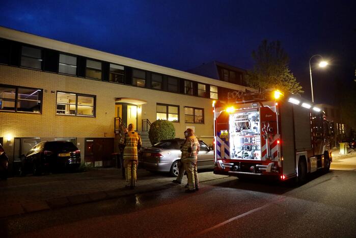 Brandweer verricht metingen bij woning
