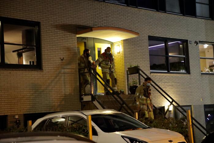 Brandweer verricht metingen bij woning