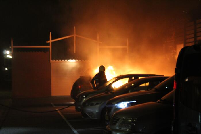 Brandweer blust autobrand