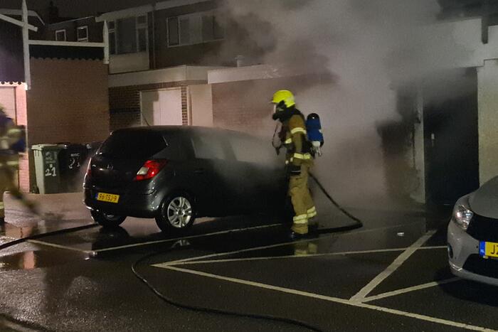 Brandweer blust autobrand