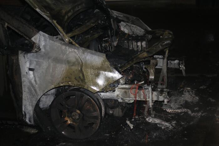 Brandweer blust autobrand