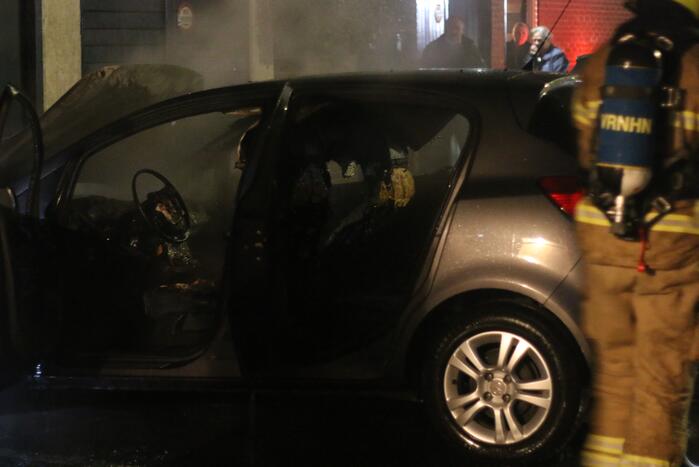Brandweer blust autobrand