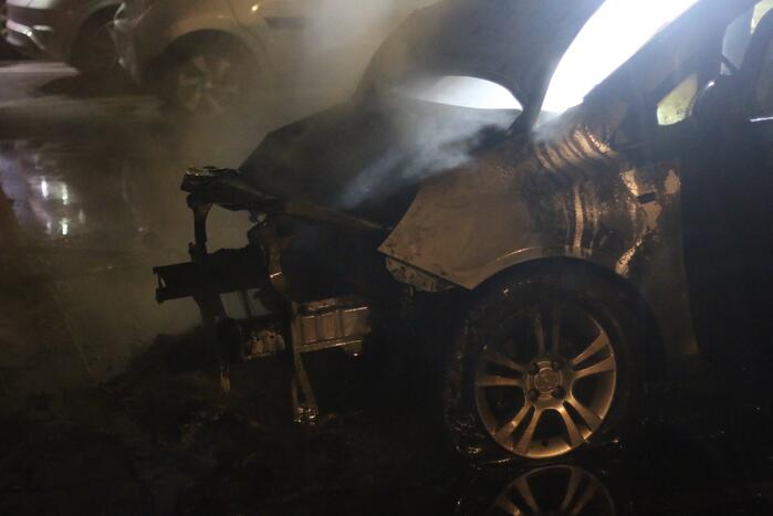 Brandweer blust autobrand