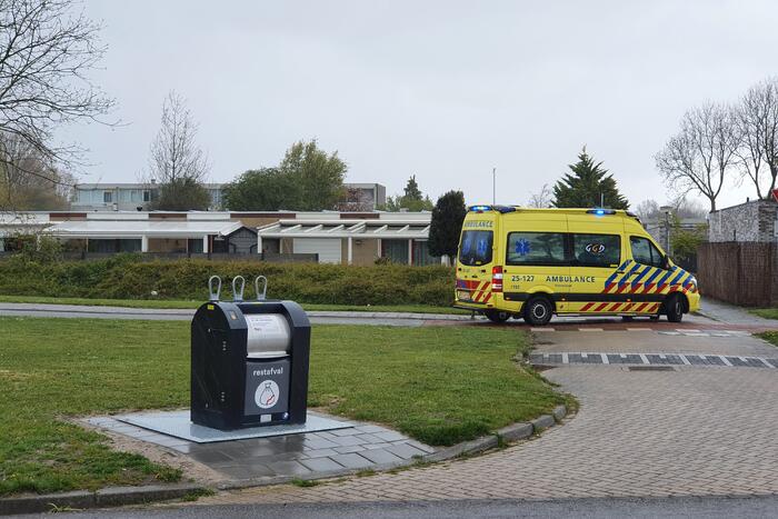 Man en vrouw gaan met scooter onderuit op fietsbrug