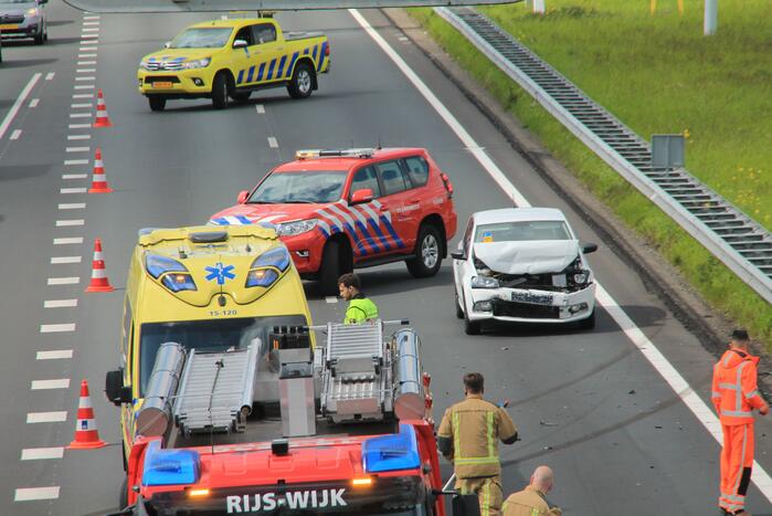 Verkeersopstopping na botsing op snelweg