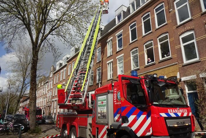 Brandweer haalt leien delen na benden