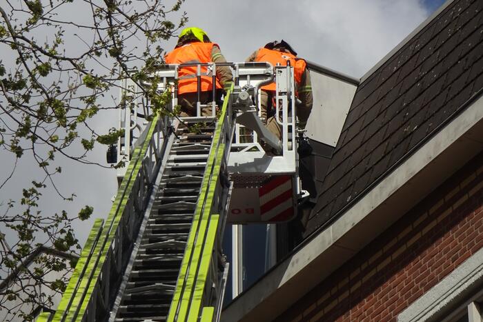 Brandweer haalt leien delen na benden