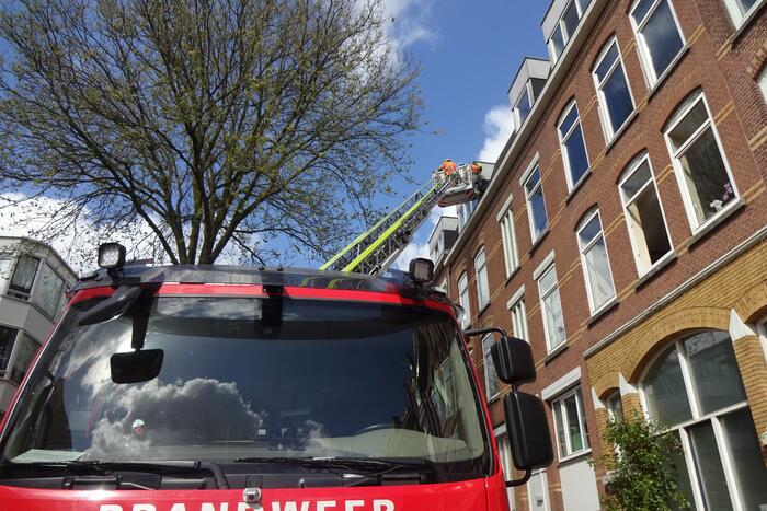 Brandweer haalt leien delen na benden