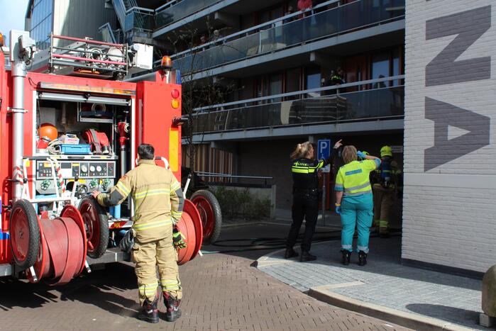Persoon nagekeken na keukenbrand
