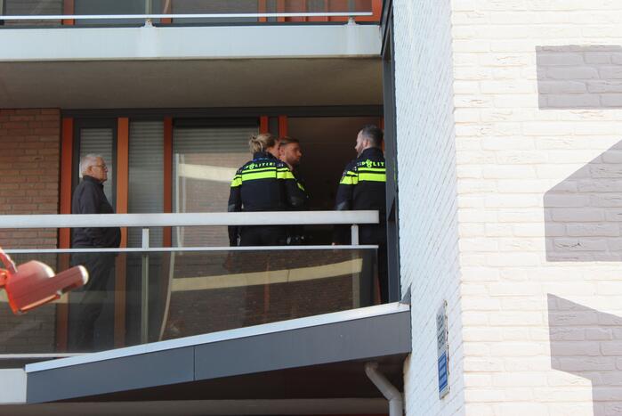 Persoon nagekeken na keukenbrand