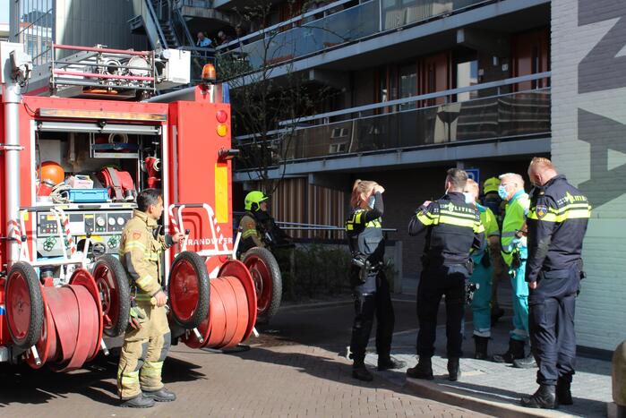 Persoon nagekeken na keukenbrand