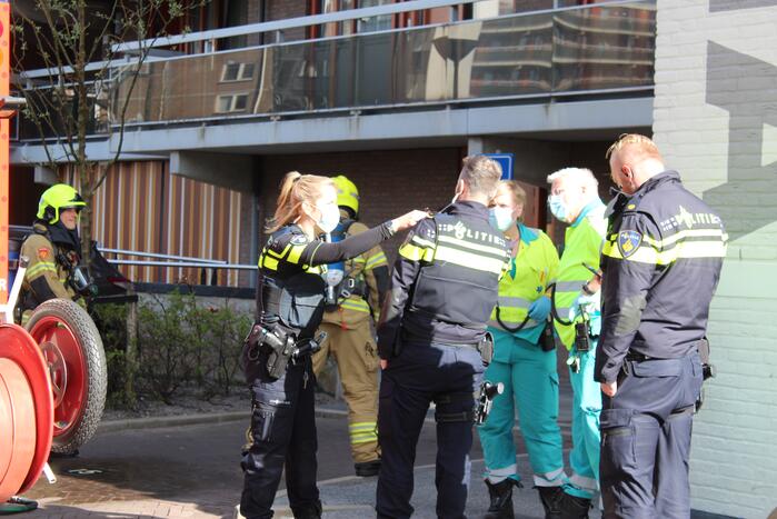 Persoon nagekeken na keukenbrand