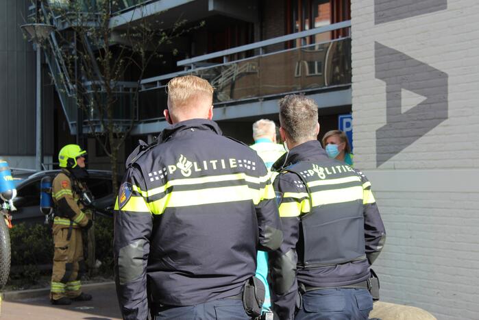 Persoon nagekeken na keukenbrand