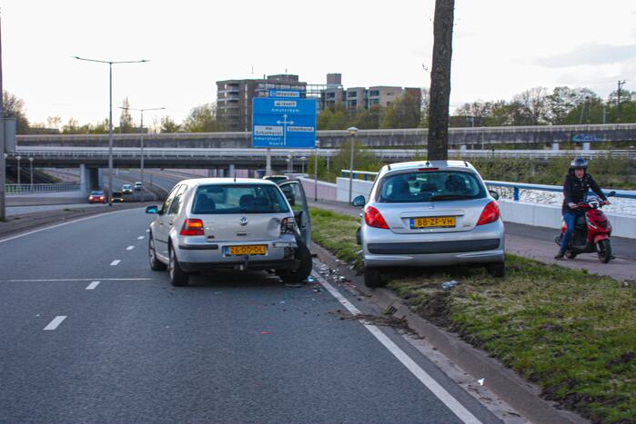Auto botst op boom na ongeval
