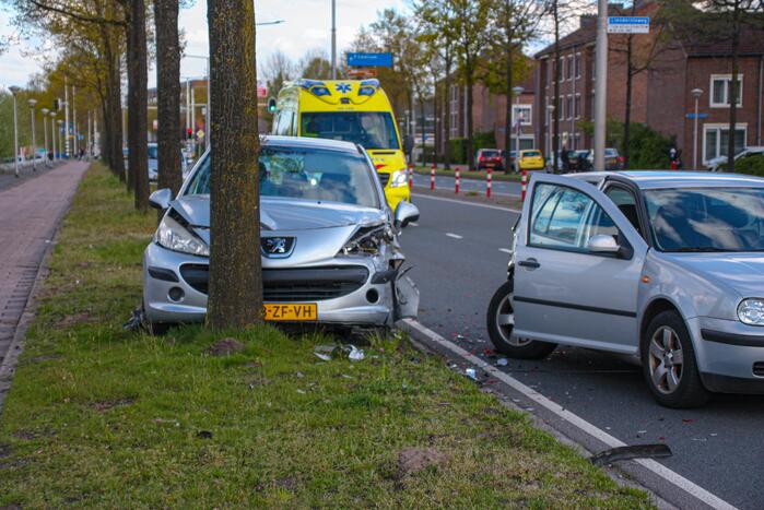 Auto botst op boom na ongeval