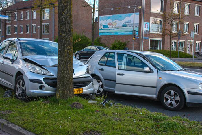 Auto botst op boom na ongeval