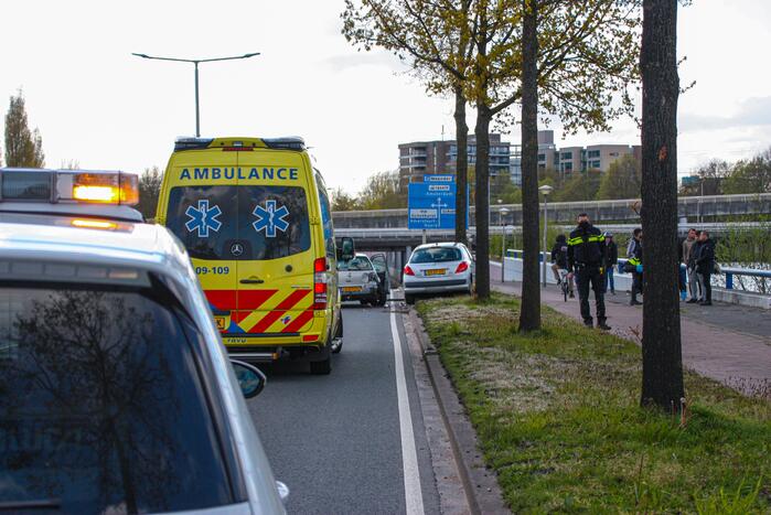Auto botst op boom na ongeval