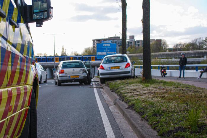 Auto botst op boom na ongeval