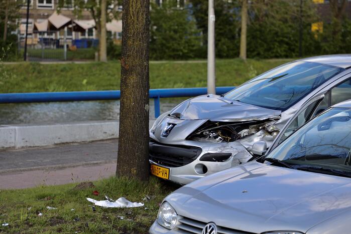 Auto botst op boom na ongeval