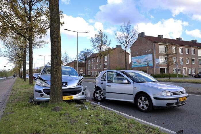 Auto botst op boom na ongeval