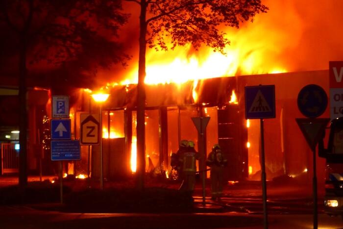Zeer grote brand in leegstaand pand