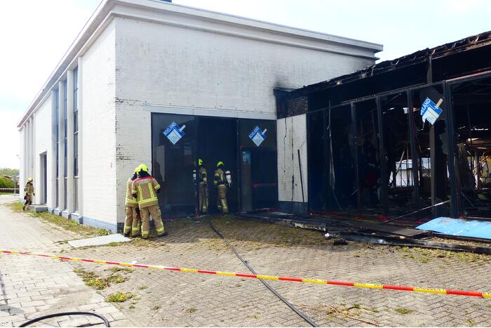 Enorme ravage na zeer grote brand voormalige Renault-garage