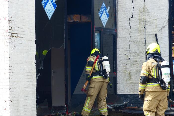 Enorme ravage na zeer grote brand voormalige Renault-garage