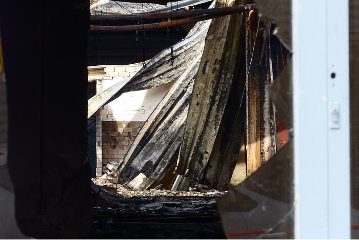 Enorme ravage na zeer grote brand voormalige Renault-garage