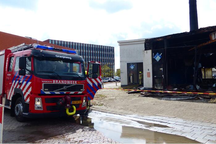 Enorme ravage na zeer grote brand voormalige Renault-garage
