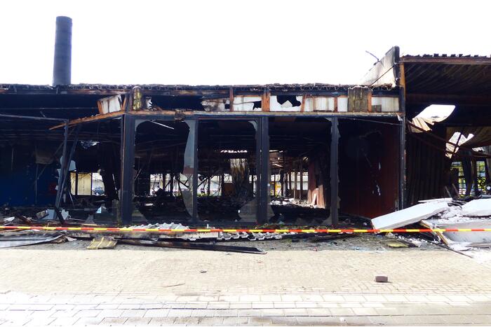 Enorme ravage na zeer grote brand voormalige Renault-garage