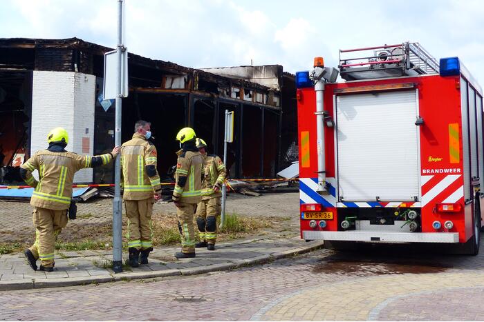 Enorme ravage na zeer grote brand voormalige Renault-garage