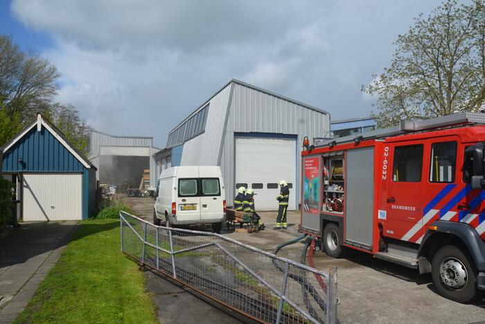 Veel rook in loods bij Kooistra Interieurbouw, Noordereind Lollum