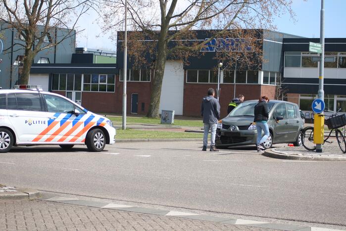 Twee auto's botsen op kruising