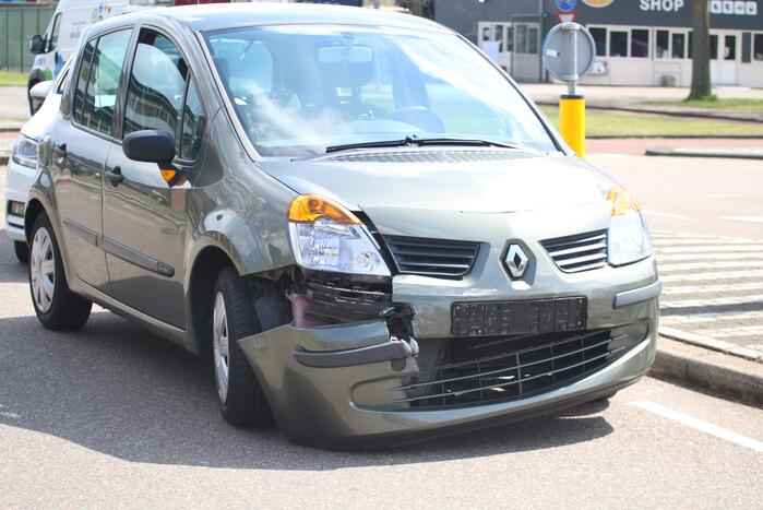 Twee auto's botsen op kruising