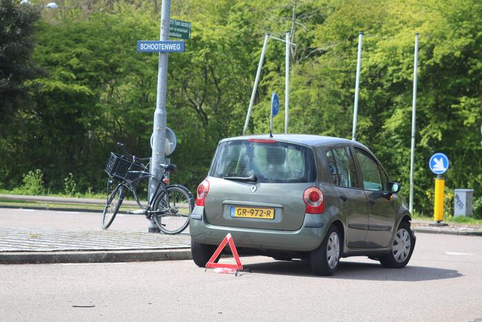 Twee auto's botsen op kruising