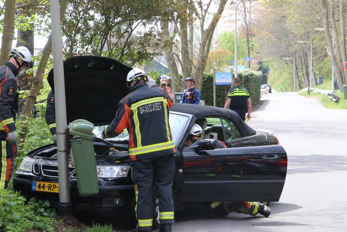 Dronken bestuurder knalt op lantaarnpaal