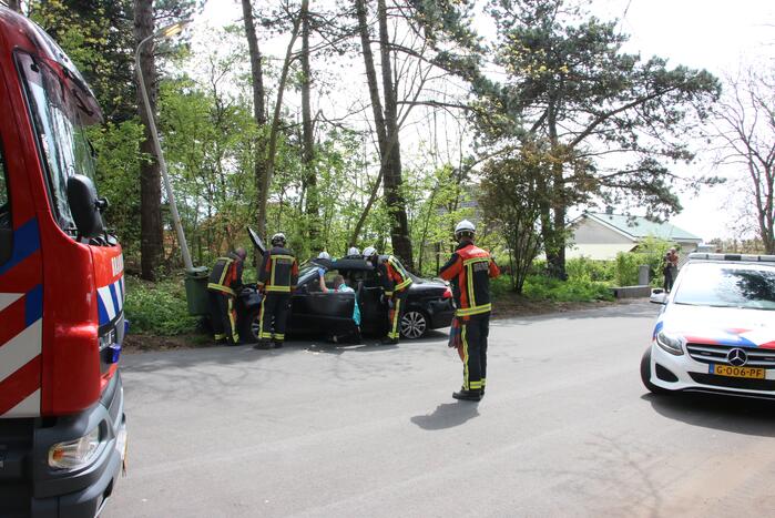 Dronken bestuurder knalt op lantaarnpaal