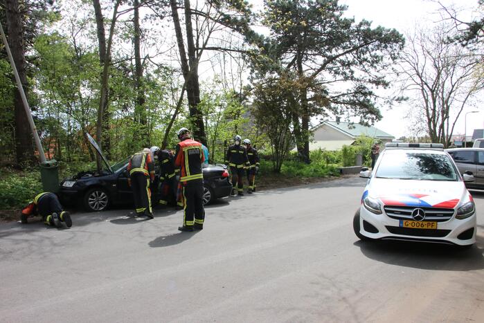 Dronken bestuurder knalt op lantaarnpaal