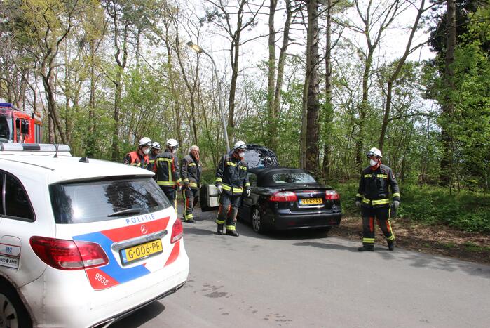 Dronken bestuurder knalt op lantaarnpaal