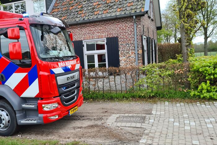 Grote rookwolken bij brand in schuur