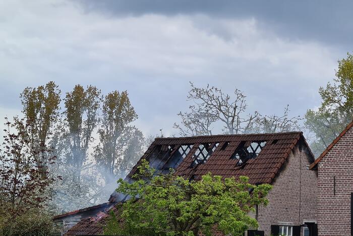 Grote rookwolken bij brand in schuur