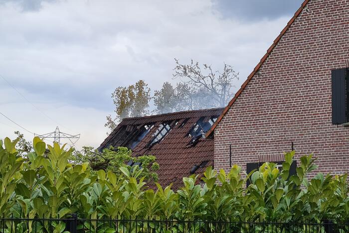 Grote rookwolken bij brand in schuur