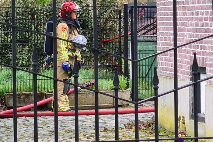 Grote rookwolken bij brand in schuur
