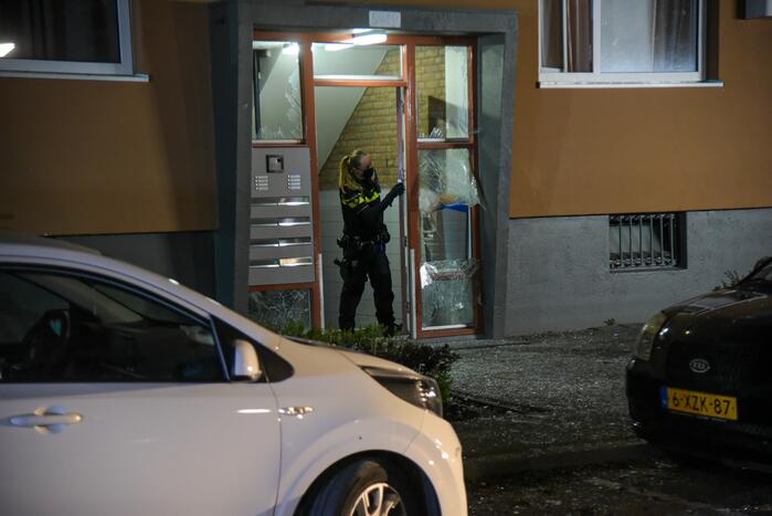 Schade door ontploffing vuurwerkbom in portiekflat