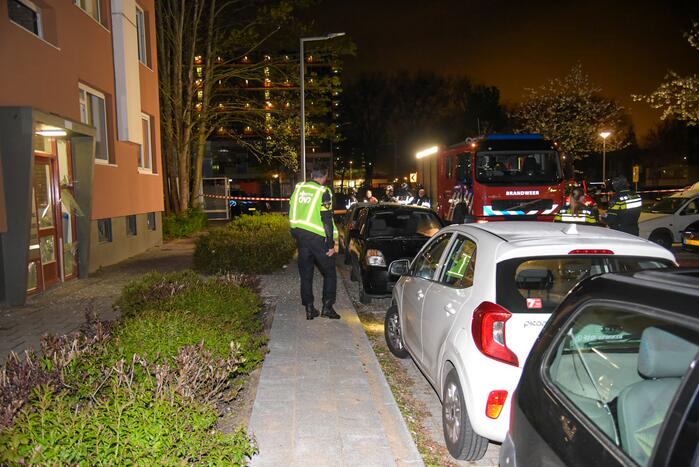 Schade door ontploffing vuurwerkbom in portiekflat