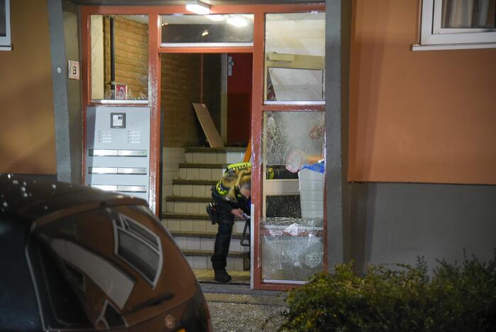 Schade door ontploffing vuurwerkbom in portiekflat