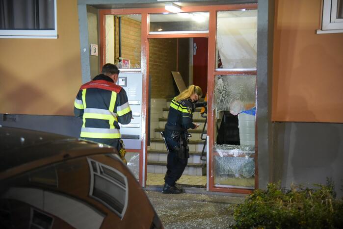 Schade door ontploffing vuurwerkbom in portiekflat