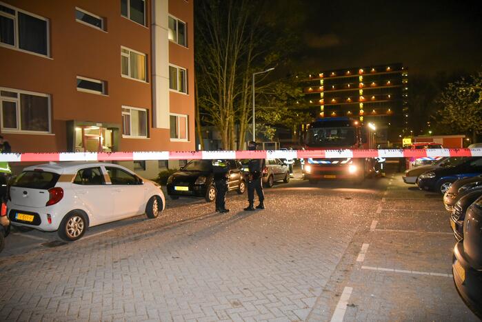 Schade door ontploffing vuurwerkbom in portiekflat