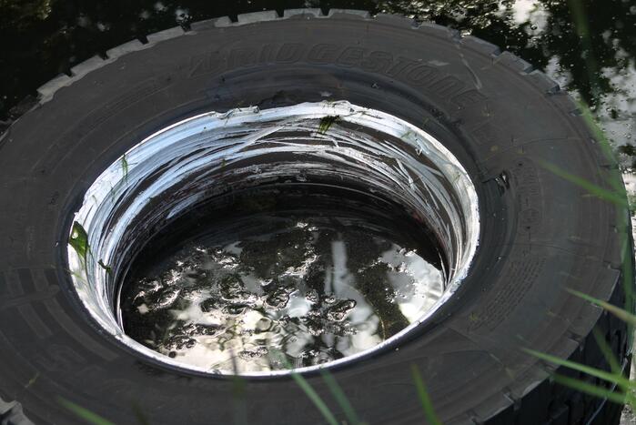 Vrachtwagen verliest achterband