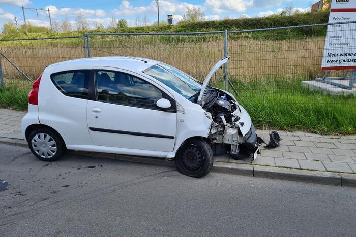 Personenauto totalloss door botsing tegen lantarenpaal